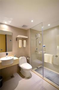 un bagno con wc, lavandino e doccia di City Comfort Inn Wuhan University Guangbutun Metro Station a Wuhan