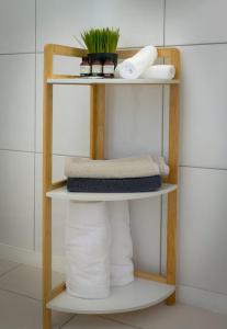 ヘイスティングズにあるFrimley Lodge Motel - with Airport Shuttle service- Best Location in Townのバスルーム(タオル、タオル付)