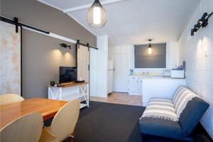 ヘイスティングズにあるFrimley Lodge Motel - with Airport Shuttle service- Best Location in Townのリビングルーム(ダイニングテーブル付)、キッチン