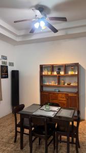 Un comedor con una mesa y un ventilador de techo. en Guest House Veracruz, en León