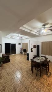 una sala de estar con una mesa y un sofá en Guest House Veracruz, en León