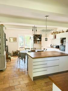 Kuchyň nebo kuchyňský kout v ubytování Renovated Provençal Farmhouse Near Aix-En-Provence