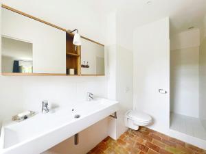 Koupelna v ubytování Renovated Provençal Farmhouse Near Aix-En-Provence + 30 fotografií