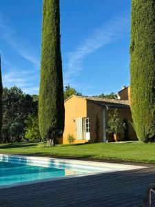 Bazén v ubytování Renovated Provençal Farmhouse Near Aix-En-Provence nebo v jeho okolí