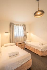 ヘイスティングズにあるFrimley Lodge Motel - with Airport Shuttle service- Best Location in Townのベッドが2つと窓のある部屋 +41枚の写真