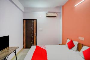 Postel nebo postele na pokoji v ubytování Hotel O Wamson Living Classic