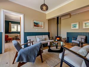 ein Wohnzimmer mit Sofa und Tisch in der Unterkunft 5 Bed in Worth Matravers DC142 in Worth Matravers