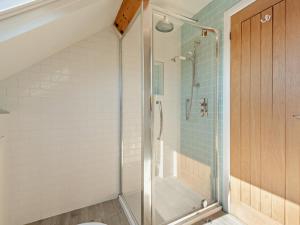 eine Dusche mit Glastür im Badezimmer in der Unterkunft 5 Bed in Worth Matravers DC142 in Worth Matravers + 33 Fotos