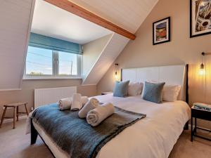 ein Schlafzimmer mit einem großen weißen Bett mit Handtüchern darauf in der Unterkunft 5 Bed in Worth Matravers DC142 in Worth Matravers