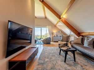 ein Wohnzimmer mit einem großen Flachbildfernseher in der Unterkunft 5 Bed in Worth Matravers DC142 in Worth Matravers