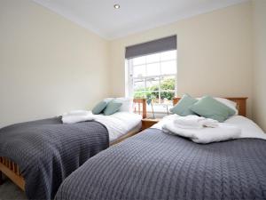 En eller flere senge i et værelse på 3 Bed in Swanage DC042