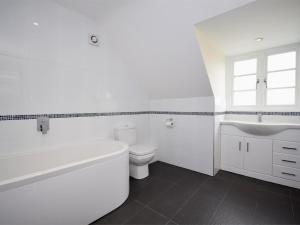 Et badeværelse på 3 Bed in Swanage DC042 + 5 billeder
