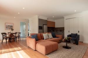 Una cocina o kitchenette en The Riverside Wing
