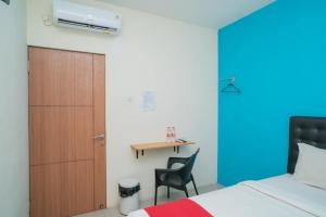 Ένα ή περισσότερα κρεβάτια σε δωμάτιο στο RedDoorz at Mayjen Sungkono Surabaya