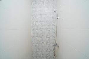 Ένα μπάνιο στο RedDoorz at Mayjen Sungkono Surabaya +25 φωτογραφίες