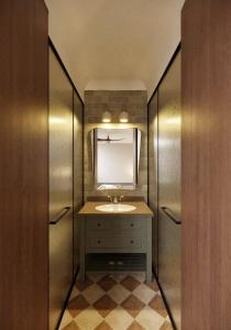 une salle de bain avec un lavabo et un miroir dans l'établissement A Stay In Bàu Vá, à Hue