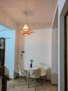 Un comedor con mesa y sillas en weekend home, for peace & bliss, en Ahmedabad