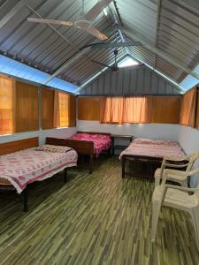 Ένα ή περισσότερα κρεβάτια σε δωμάτιο στο Nanavu Farmhouse