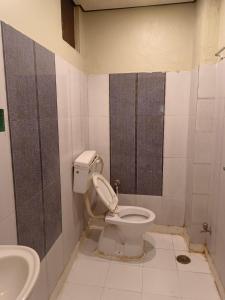 um banheiro com vaso sanitário e pia em Kanchan Hotel em Kota