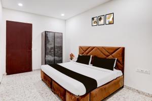 Un dormitorio con una cama grande en una habitación. en Super Hotel O Neopolis Mall Ludhiana Formerly Silver Sky, en Ludhiana