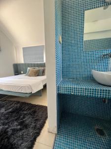 Phòng tắm tại בין הרים וטבע- מקום להרגיש שייכים בו