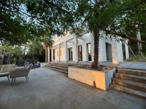 Tòa nhà nơi biệt thự tọa lạc