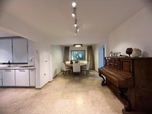 Nhà bếp/bếp nhỏ tại בין הרים וטבע- מקום להרגיש שייכים בו