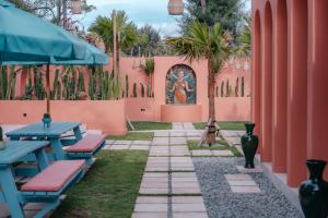 BASK Gili Meno في غيلي مينو: فناء مع مقاعد وجدار مع جدارية