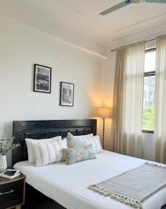 Ένα ή περισσότερα κρεβάτια σε δωμάτιο στο Himalayan Locals Luxe Apartment