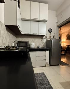 Η κουζίνα ή μικρή κουζίνα στο Himalayan Locals Luxe Apartment