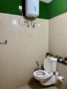 Ένα μπάνιο στο Himalayan Locals Luxe Apartment +6 φωτογραφίες