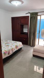 une chambre avec un lit, une commode et une fenêtre dans l'établissement Hermosa casa en Cartago V, à Cartago