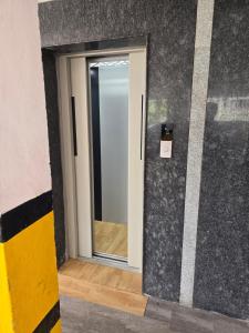 eine Tür mit einem Spiegel in einem Zimmer in der Unterkunft Union Rooms in Coimbatore