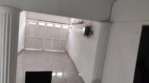 - un couloir avec une porte blanche dans une chambre dans l'établissement Hermosa casa en Cartago V, à Cartago