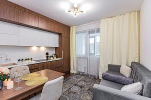 Η κουζίνα ή μικρή κουζίνα στο ЖК на Абая 130 дом