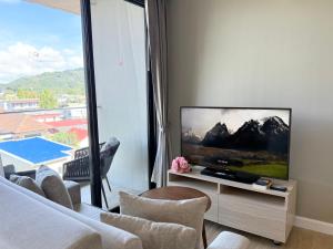 Μια τηλεόραση ή/και κέντρο ψυχαγωγίας στο Diamond Resort Phuket Condo Bang Tao Beach