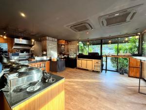 Η κουζίνα ή μικρή κουζίνα στο Diamond Resort Phuket Condo Bang Tao Beach