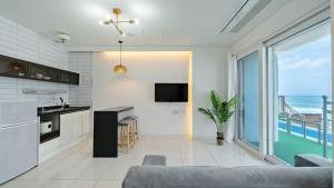 Kuchyň nebo kuchyňský kout v ubytování Yeongdeok Dimer