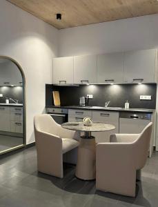 een keuken met een tafel en stoelen en een aanrecht bij A chic apartment by Afra Paje in Paje