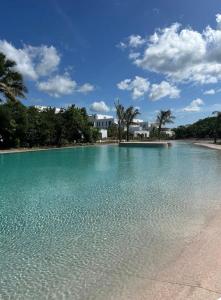 een zwembad met turquoise water op een strand bij A chic apartment by Afra Paje in Paje +2 foto's