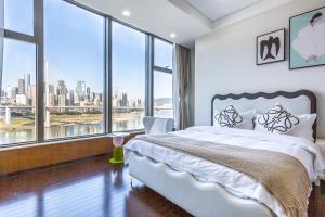 een slaapkamer met een groot bed en grote ramen bij Aixin Yangtze River International Apartment in Chongqing +90 foto's