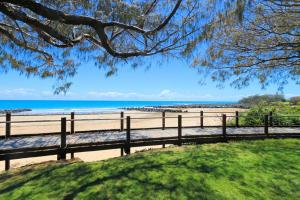un banco en la playa con el océano en el fondo en 55 See Street Bargara, en Bargara 15 fotos más