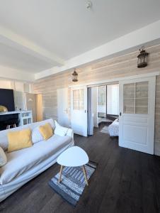 a living room with a couch and a table at Appartement centre de Bordeaux Clim et tram in Bordeaux