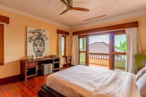 une chambre avec un lit et une grande fenêtre dans l'établissement Luxurious Phuket Escape - Lakewood Hills, à Layan Beach 83 autres photos