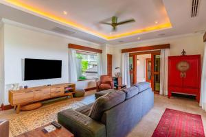 un salon avec un canapé et une télévision à écran plat dans l'établissement Luxurious Phuket Escape - Lakewood Hills, à Layan Beach