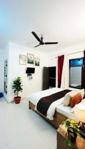 ムスーリーにあるAman's Peak & Plate- Near Jw Marriott Mussorieのベッドルーム1室(大型ベッド1台、シーリングファン付) +16枚の写真