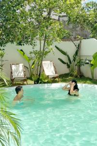 Ấp Bình HưngにあるNấp house 3 - pool villaのスイミングプールの男女