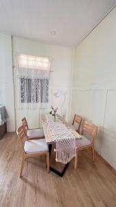 Ấp Bình HưngにあるNấp house 3 - pool villaの椅子2脚と窓のあるダイニングテーブル