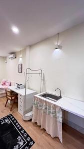 Ấp Bình HưngにあるNấp house 3 - pool villaのバスルーム(シンク、テーブル、シンク付)