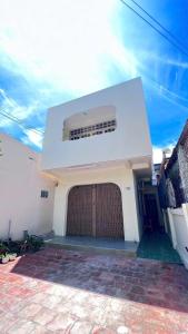 Ấp Bình HưngにあるNấp house 3 - pool villaの白い門と窓のある建物 +15枚の写真